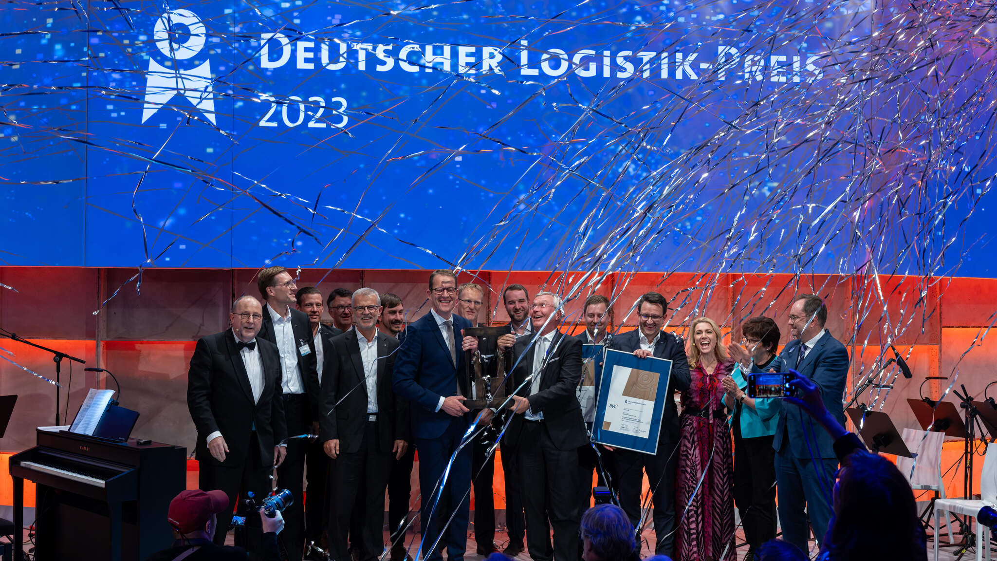 Burkhard Eling, CEO de DACHSER, et Prof. Dr. h.c.. Michael ten Hompel, directeur exécutif du Fraunhofer IML, reçoivent le prix allemand de la logistique en compagnie des équipes du Fraunhofer IML et de DACHSER. Photo: BVL/Bublitz