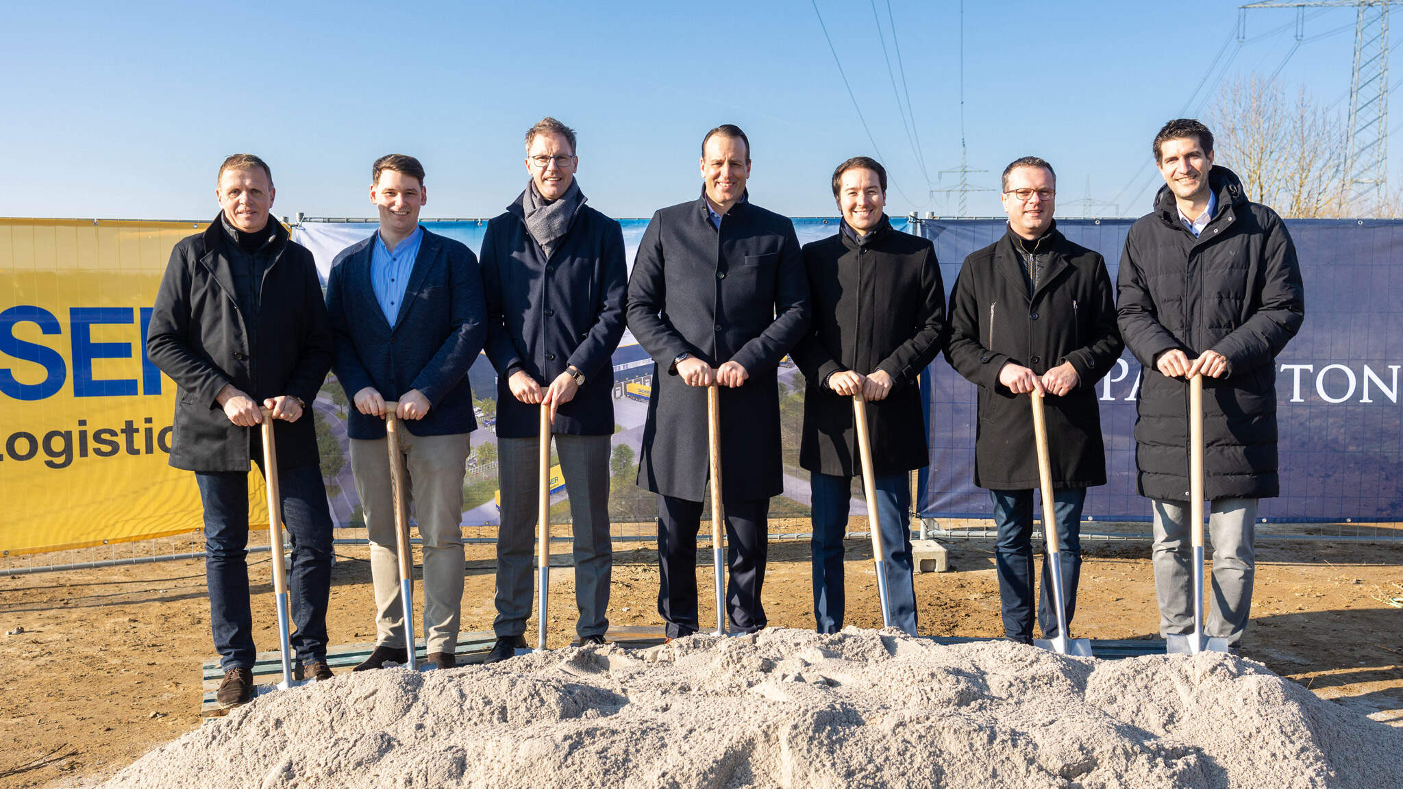 Cérémonie de pose de la première pierre à Rottenburg am Neckar, Allemagne - de gauche à droite :  Jürgen Wilscher (Head of Project Management South & Architecture de Panattoni), Timo Wachendorfer (Community de Ergenzingen), Thomas Klare (Head of Corporate Contract Logistics DACHSER), Marco Geiger (General Manager de DACHSER Rottenburg), Fabio Kirchgeßner (Head of Business Development BTS Germany de Panattoni), Stephan Neher (Mayor de Rottenburg am Neckar), Markus Maurer (General Manager de DACHSER Kornwestheim).