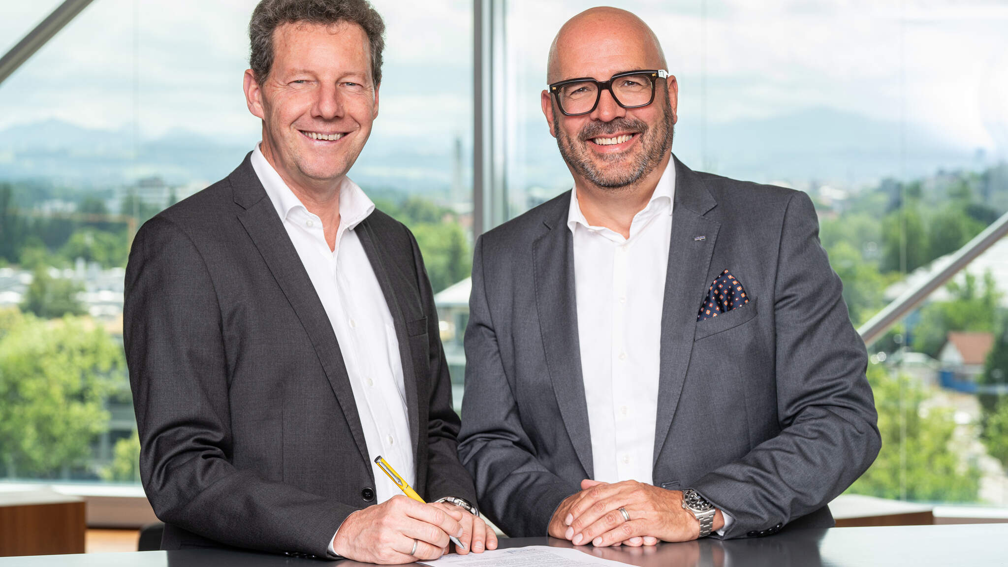 Johann-Peter Nickel, directeur général de VCI (à gauche), et Michael Kriegel, Department Head DACHSER Chem Logistics, se réjouissent des cinq prochaines années de collaboration.