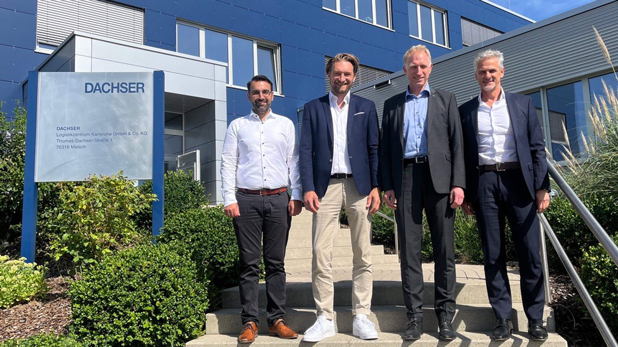 De gauche à droite : Florian Steinbrunn (Contract Logistics Manager), Andreas Fleischer (Managing Director DFI), Bernd Großmann (General Manager DACHSER Logistics Center Karlsruhe) et Reinhard Hahn (Second Managing Director DFI) après la signature des contrats.