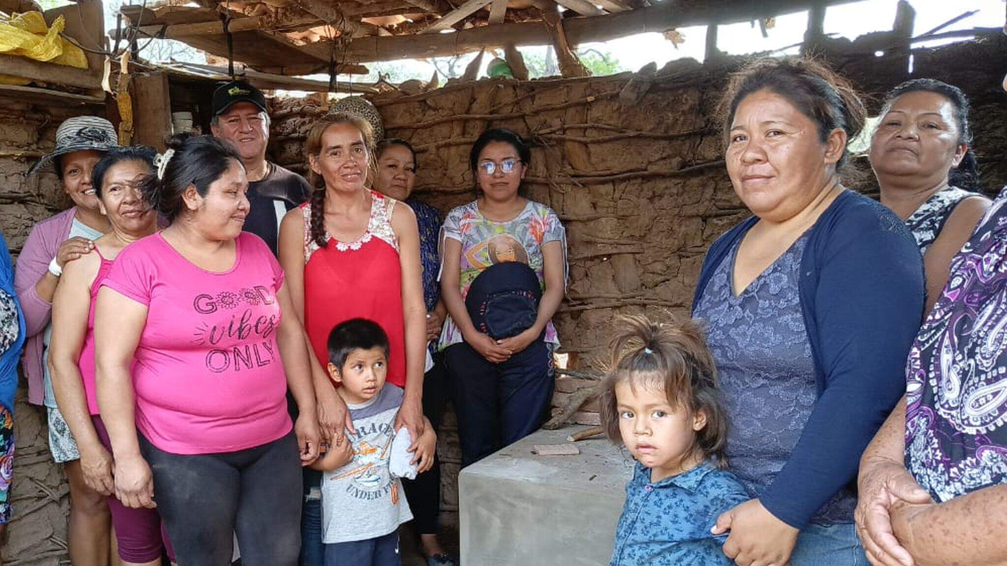 Dans le cadre du projet mené en Bolivie, des enquêtes dans trois communes ont montré que le nouveau four apporte de nombreux bénéfices aux familles. Dans le cadre du projet mené en Bolivie, des enquêtes dans trois communes ont montré que le nouveau four apporte de nombreux bénéfices aux familles.