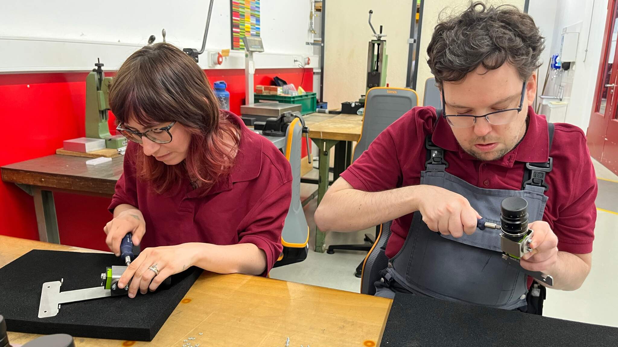 Les collaborateurs de cette organisation assemblent à la main et avec beaucoup de précision, les composants d'un support spécialement conçu pour les unités de numérisation.