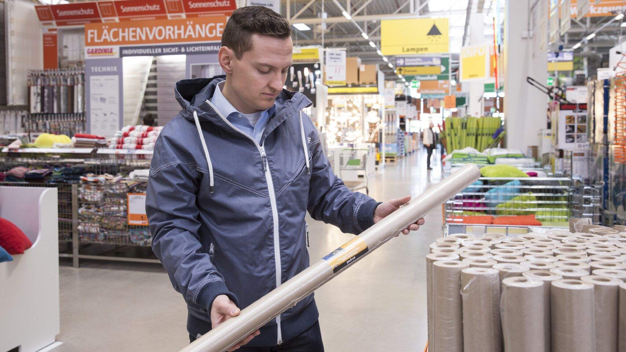 Le magasin de bricolage de proximité a de nombreux choix, comparables et tangibles.