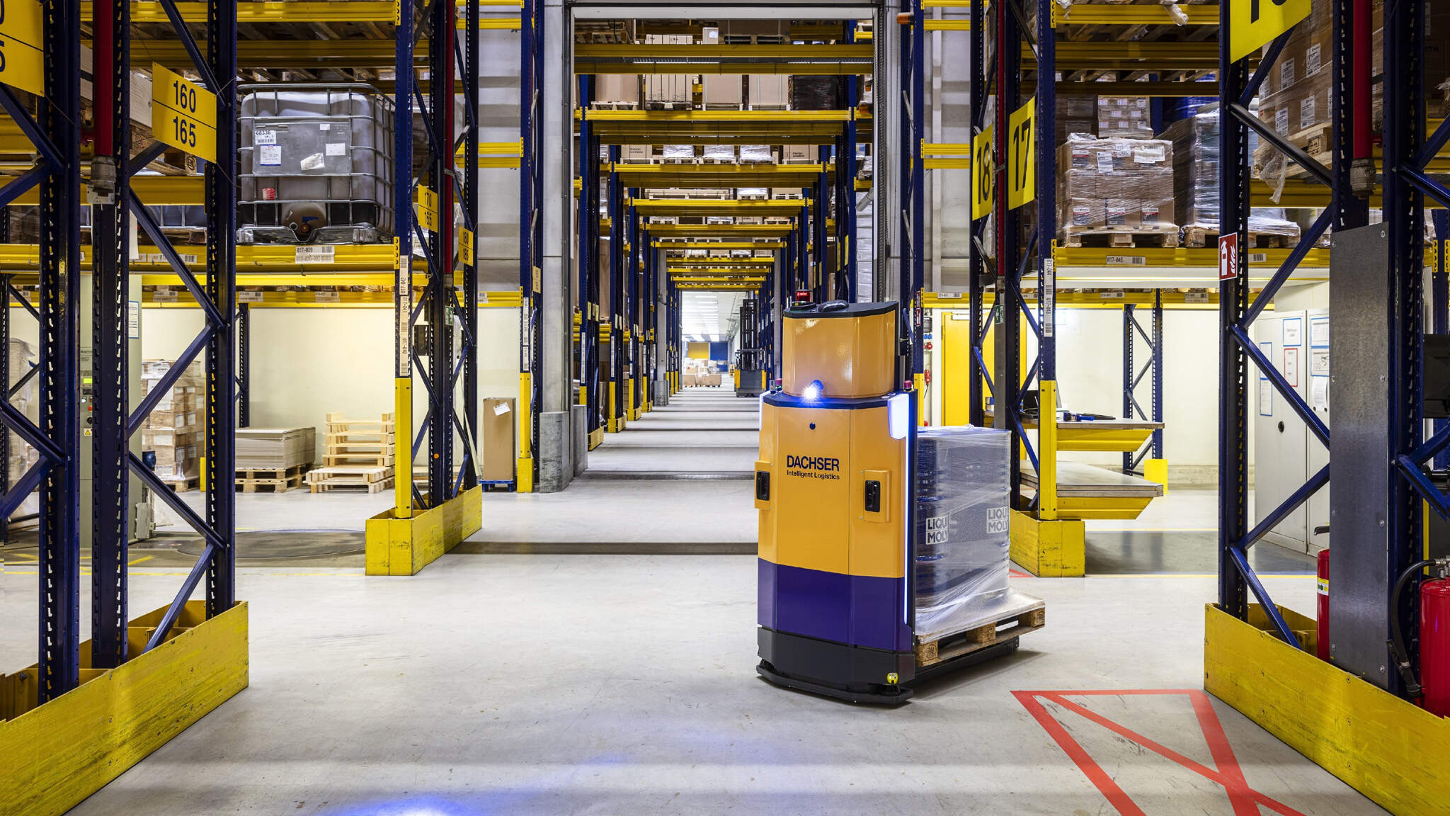 Huit entrepôts Dachser DACHSER en Allemagne utilisent des véhicules de transport autonomes, appelés AGV (Autonomous Guided Vehicles).