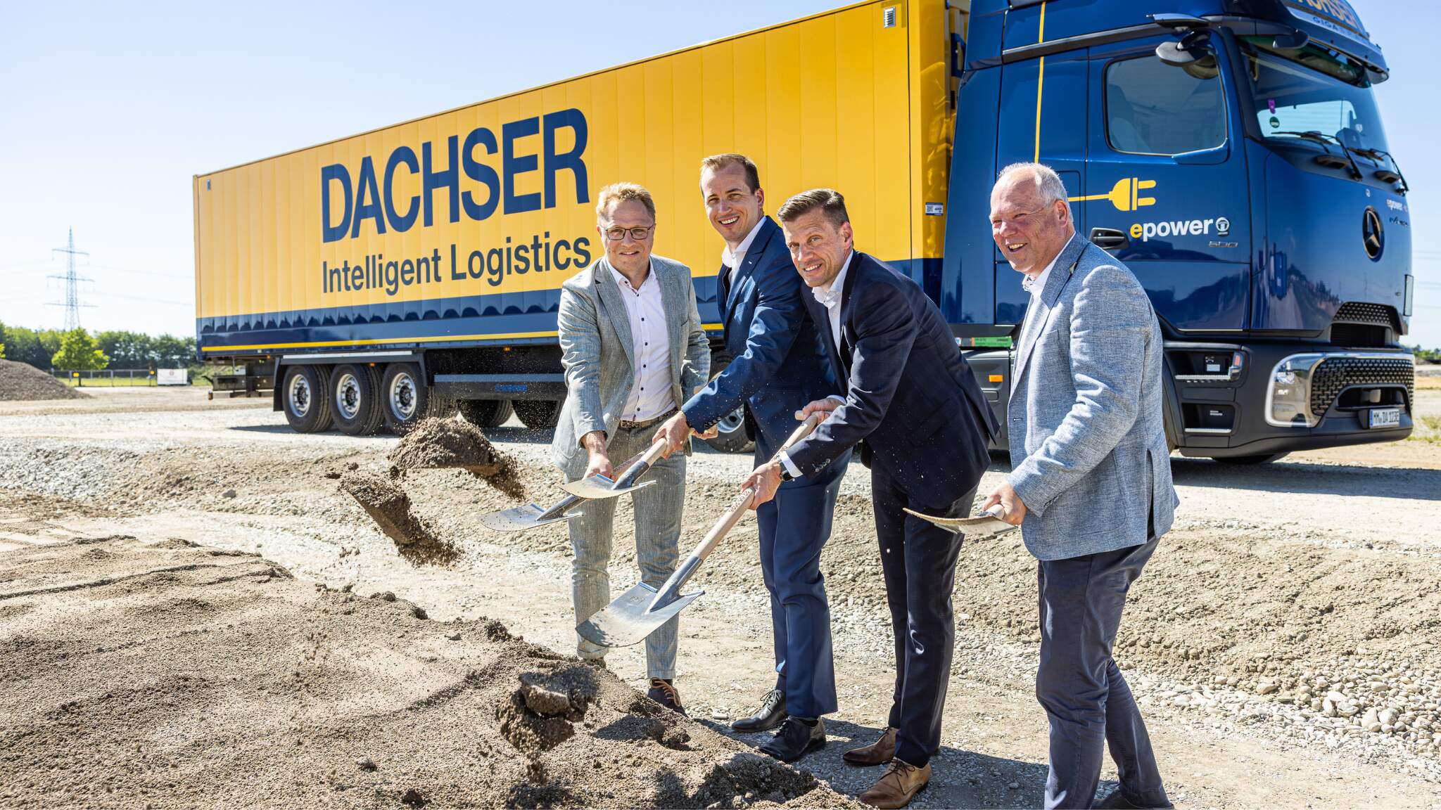 De gauche &agrave; droite : Florian Graber, Branch Manager Food Logistics; Daan van der Meer, Operations Manager Euronational Forwarding du centre logistique de l'Allg&auml;u; Alexander Tonn, COO Road Logistics DACHSER; Thomas Henkel, General Manager du centre logistique de l'Allg&auml;u. Photo : DACHSER / Matthias Sienz
