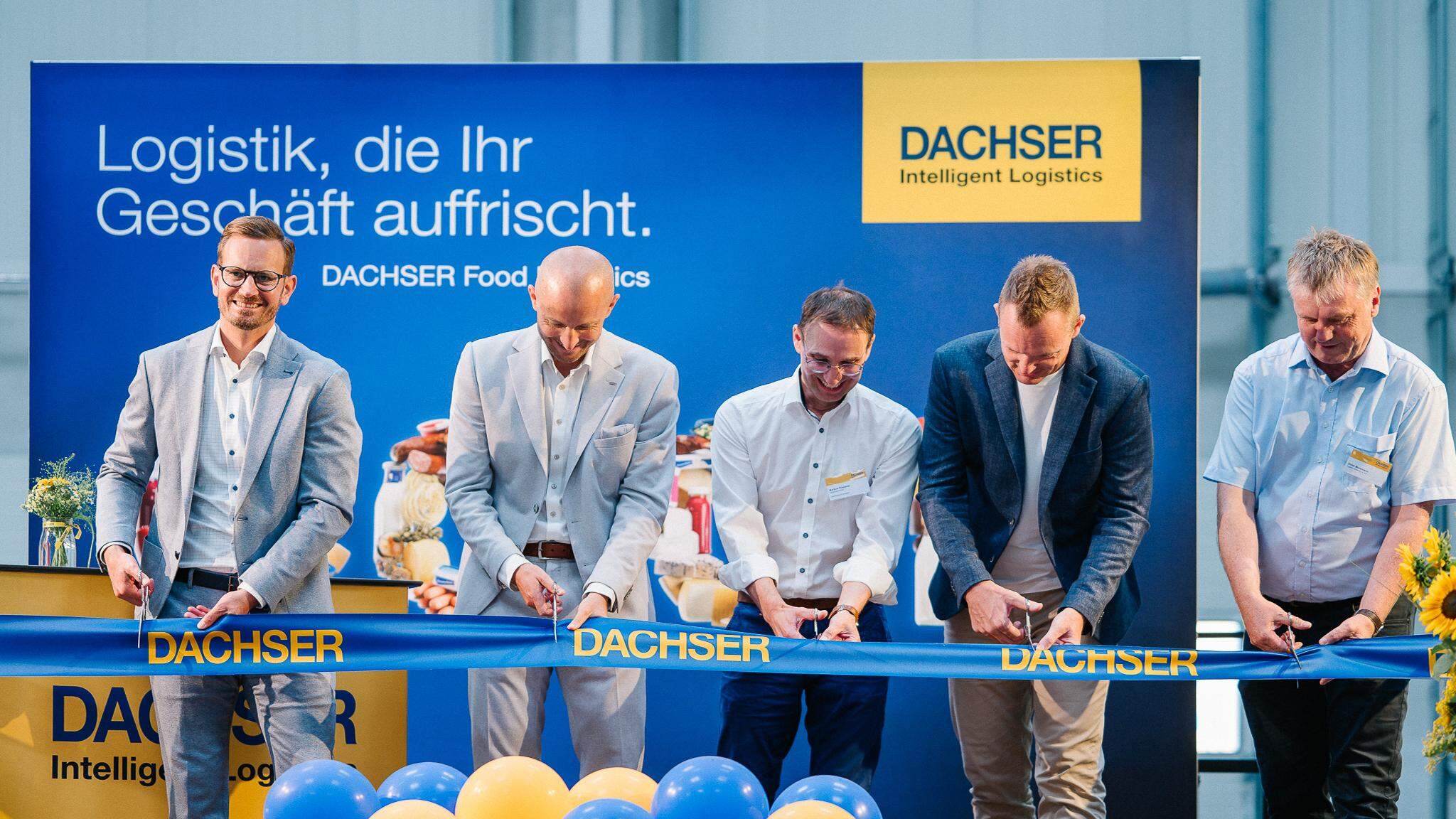 De gauche &agrave; droite: Claus Wetzel, Managing Director DACHSER European Logistics Allemagne; Michael Gaudlitz, Branch Manager DACHSER Freiburg; Markus Riesterer, Directeur G&eacute;n&eacute;ral de Gewerbepark Breisgau GmbH; Stefan Behrendt, Managing Director DACHSER Food Logistics; Dietmar Moosmann de l'entreprise de construction Unglehrt GmbH & Co. KG lors de la c&eacute;r&eacute;monie d'inauguration de l'extention de DACHSER Freiburg / Photo: Johannes Meger