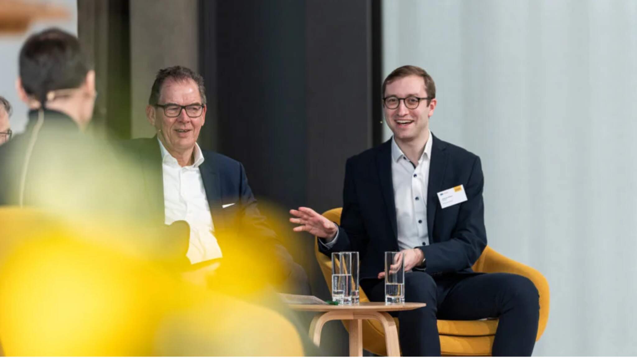 De gauche &agrave; droite : Dr Gerd M&uuml;ller, directeur g&eacute;n&eacute;ral de l'ONUDI, et Joshua Hofert, directeur de la communication et porte-parole de Terre des Hommes Allemagne, lors de la table ronde organis&eacute;e au DACHSER Network Campus.