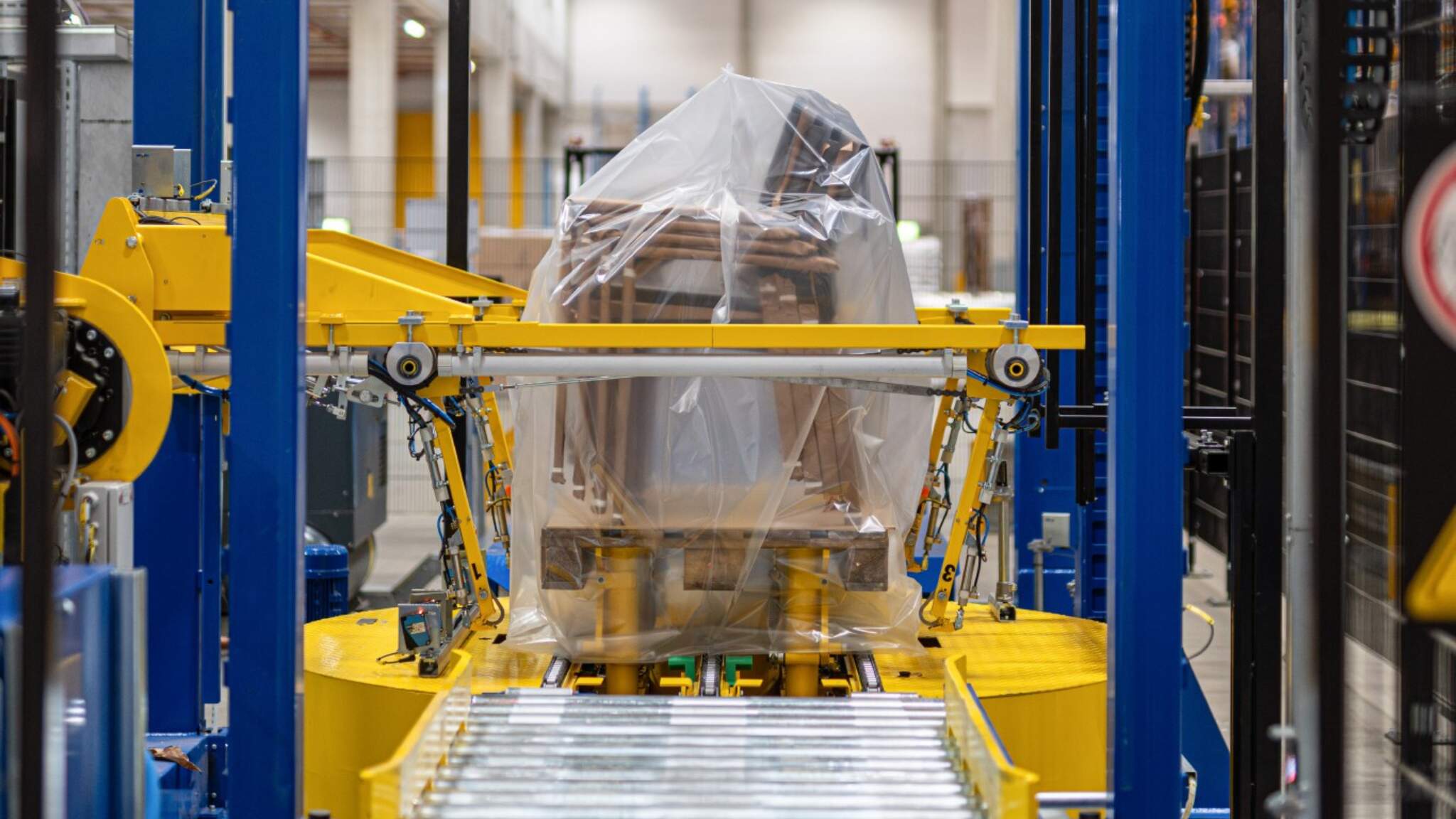 Grâce aux capteurs de l'installation de rétraction des housses, la quantité exacte de film est déterminée avec précision.