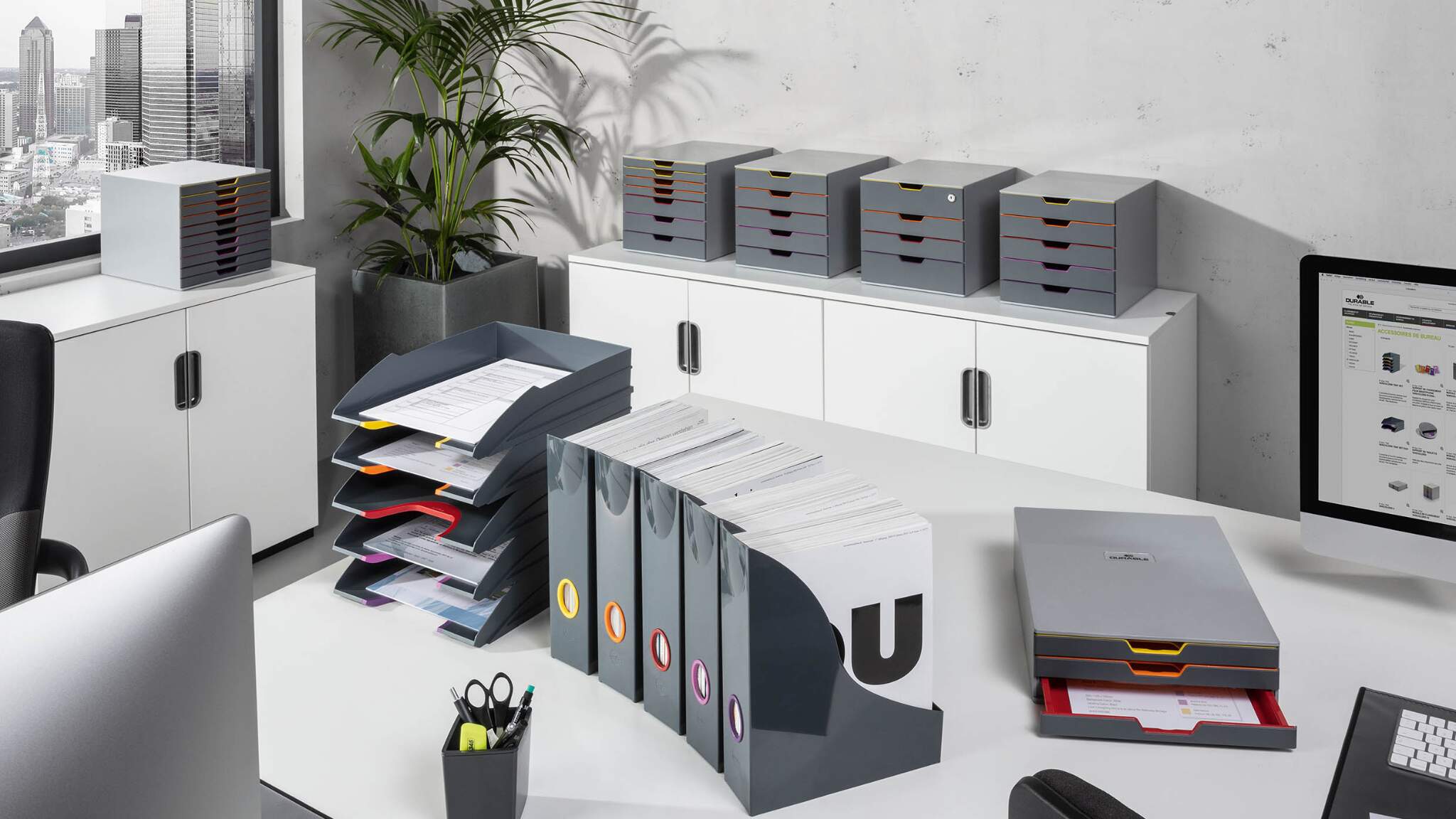 Durable, expert en fournitures pour les bureaux et les espaces de travail. Photo : Durable.