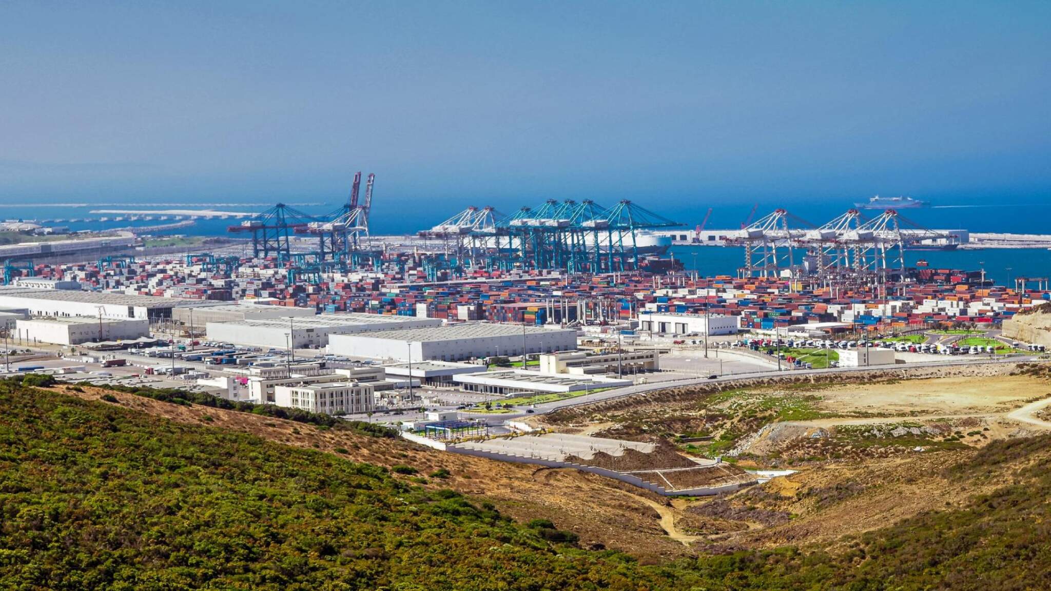 Tanger Med, un point de connexion stratégique entre le Maghreb et le reste du monde. Tanger Med, un point de connexion stratégique entre le Maghreb et le reste du monde.