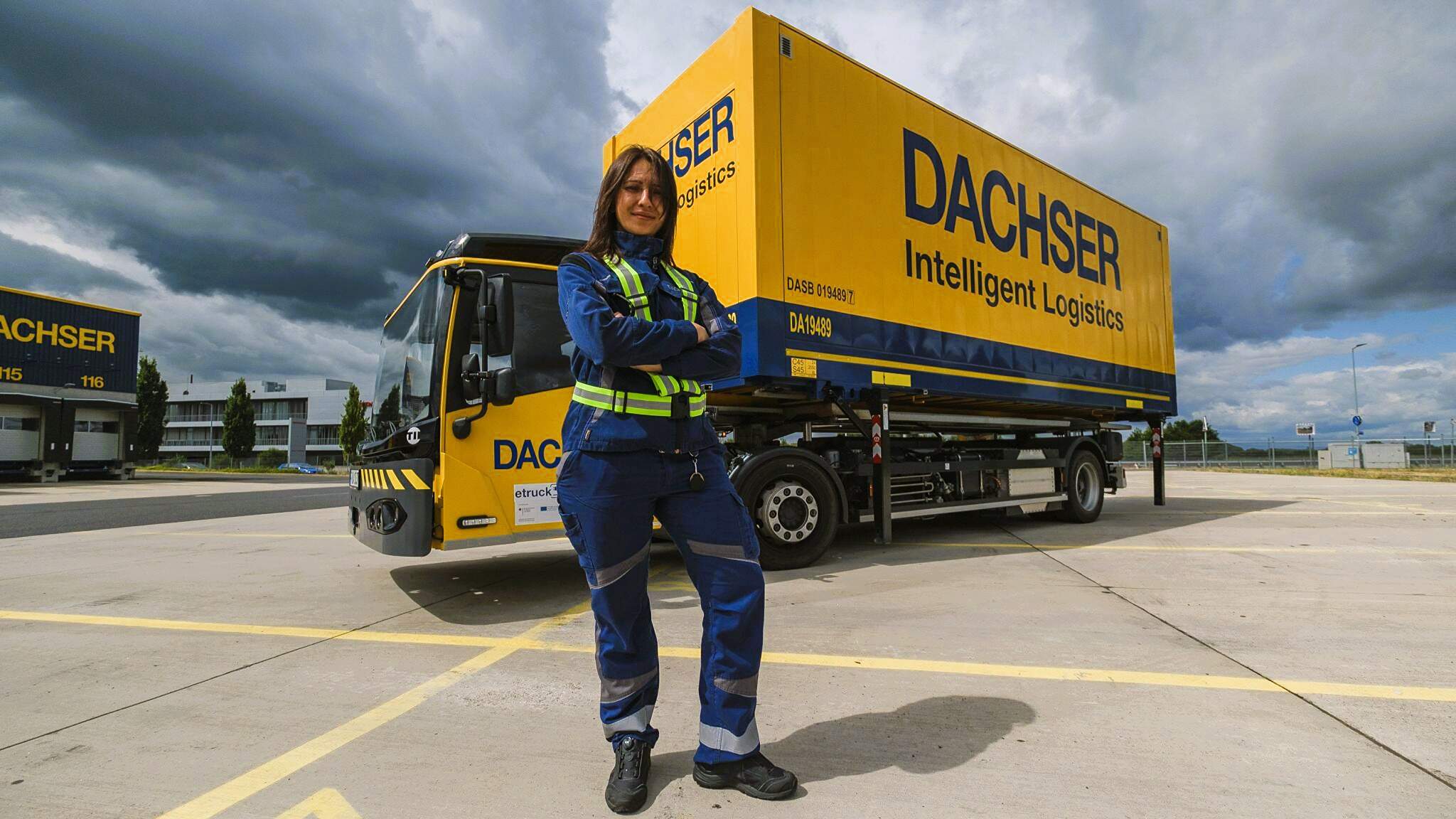 Anna Monika Chomot d&eacute;place des caisses mobiles dans la cour de l’agence d'Erlensee.